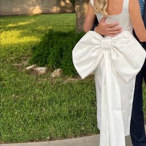 Detachable bow. wore it once for my civil wedding.